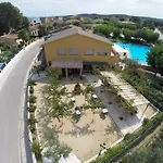 Отель Les Roques *