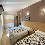 Отель Les Roques Bascara