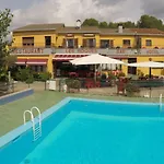 Отель Les Roques *